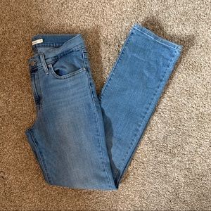 Slimming Straight Levi Jeans